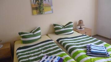 Schreibtisch, Verdunkelungsvorhänge, schallisolierte Zimmer