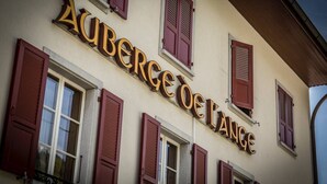 A building with the sign "Auberge de L'ange" indicating a hotel or guesthouse. - Auberge de l'Ange (Haut-Intyamon)