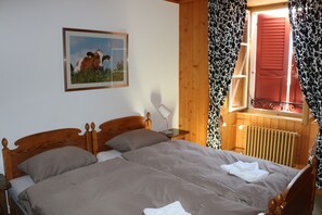 Classic-værelse til 3 personer | Individuelt design, individuel indretning, skrivebord