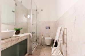 Apartment, 2 Bedrooms | Bathroom | Shower, hair dryer, towels, shampoo