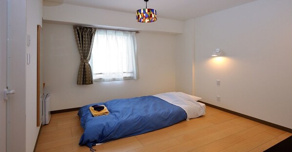 1 habitación, tabla de planchar con plancha, wifi gratis y ropa de cama 