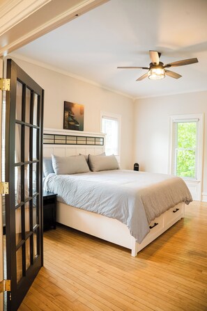 4 bedrooms, iron/ironing board, WiFi, bed sheets