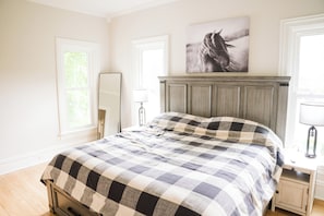 4 bedrooms, iron/ironing board, WiFi, bed sheets