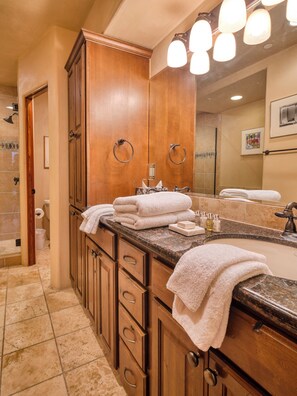 Sèche-cheveux, serviettes fournies