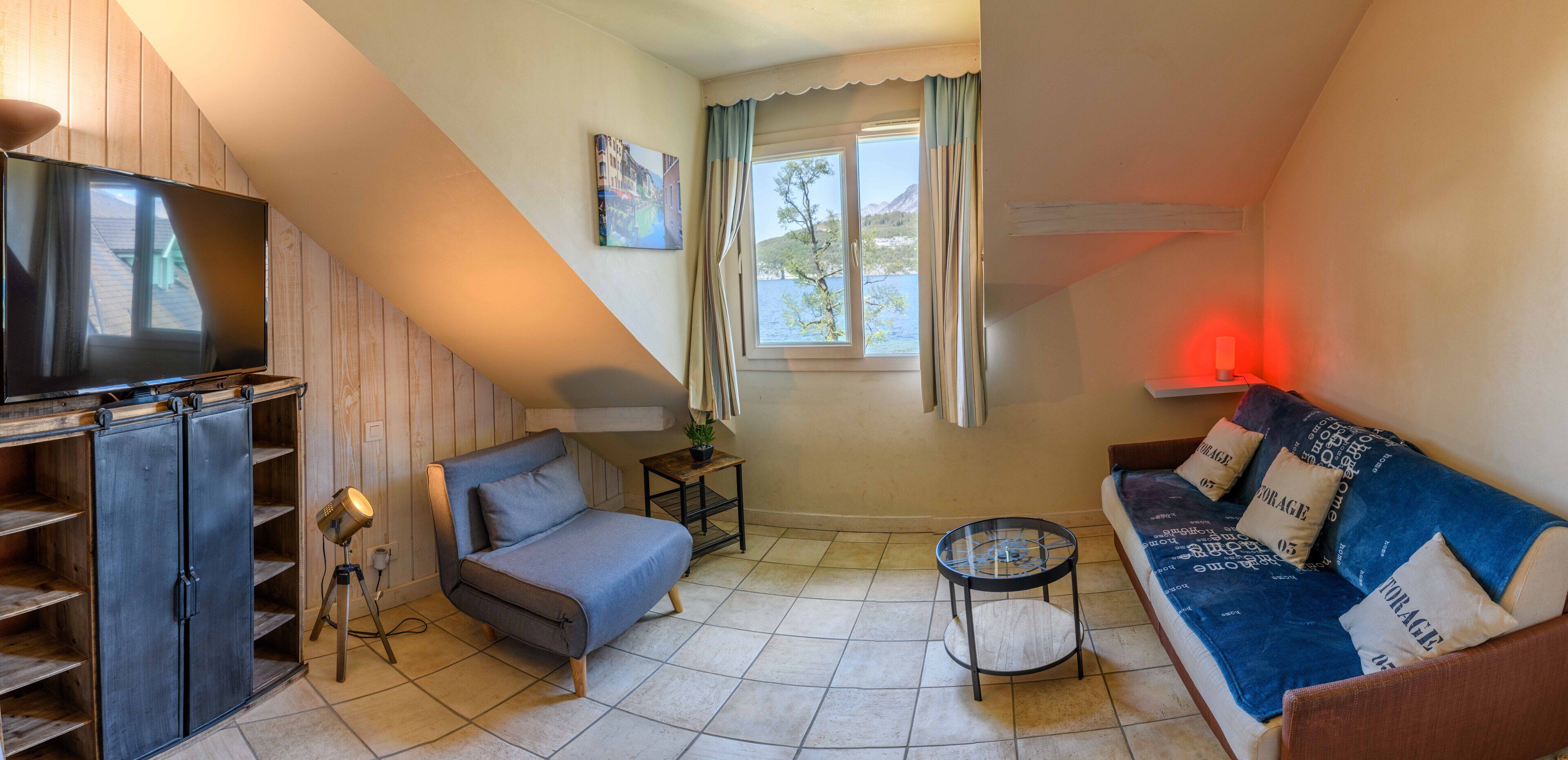 Atypical accommodation with panoramic views of Lake Annecy, private beach and pontoon