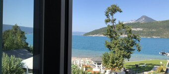 Atypical accommodation with panoramic views of Lake Annecy, private beach and pontoon