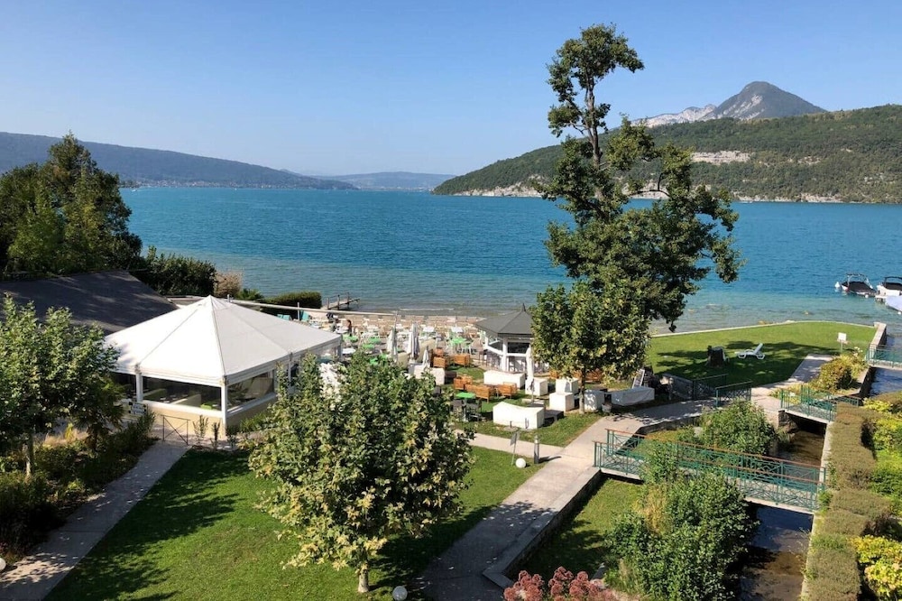Atypical accommodation with panoramic views of Lake Annecy, private beach and pontoon