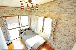 5 bedrooms, desk, iron/ironing board, free WiFi