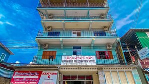 A multi-story building with a sign for 'Vang Vieng Freedom View Hostel'. - Vang Vieng Freedom View - Hostel (Vang Vieng)
