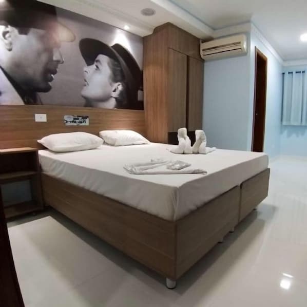 Suite, Jetted Tub (Casablanca) | Minibar, free WiFi, bed sheets