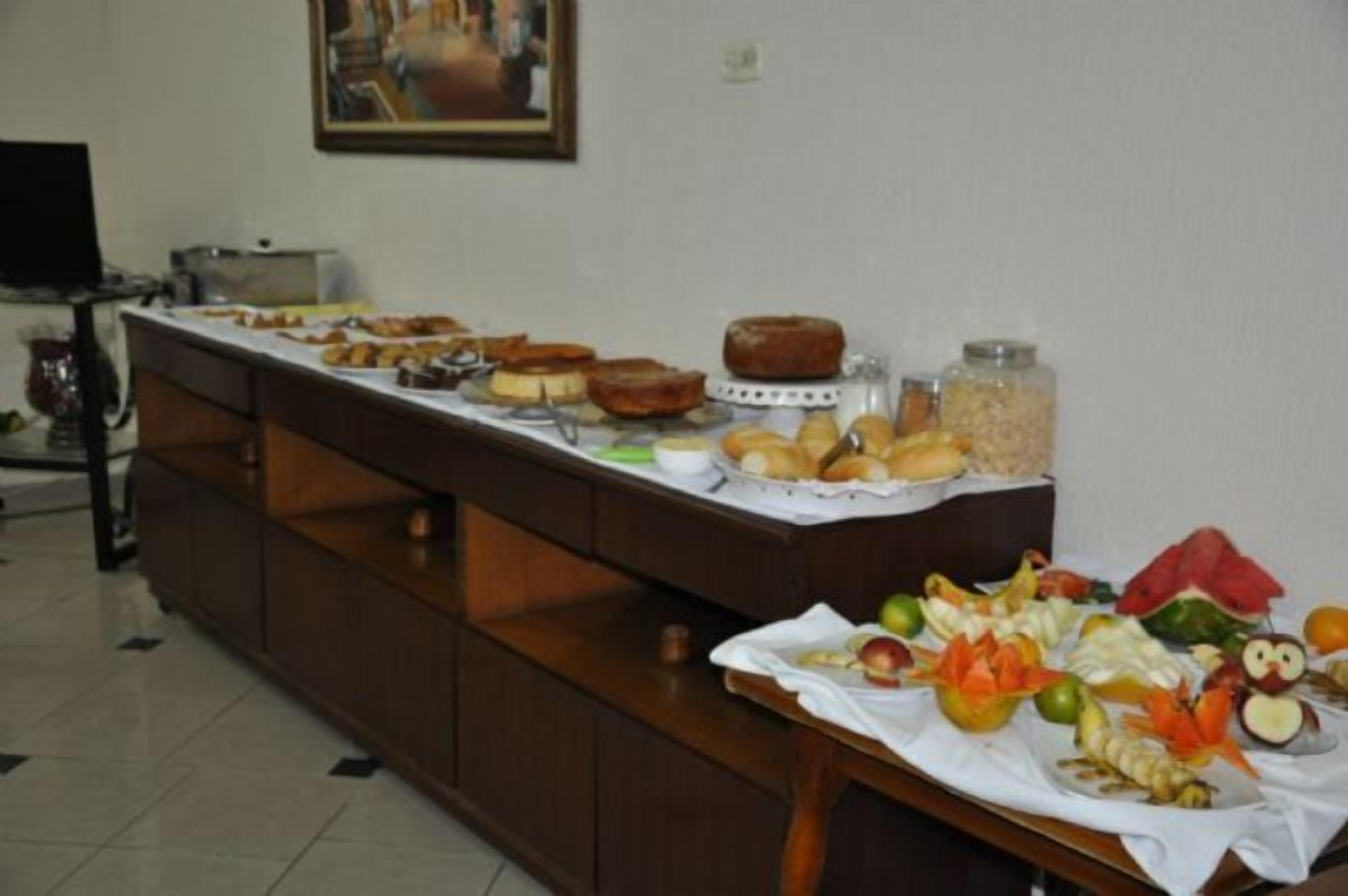 Café da manhã completo grátis todos os dias