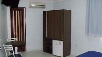 Quarto casal, 1 cama de casal | Frigobar, Wi-Fi de cortesia, roupa de cama