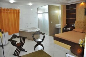 Minibar, free WiFi, bed sheets