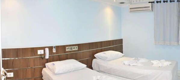 Chambre avec lits jumeaux, 2 lits une place | Minibar, Wi-Fi gratuit, draps fournis