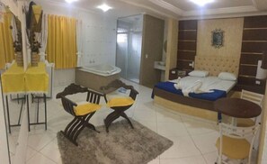 Suite, Whirlpool (Casablanca) | Minibar, kostenloses WLAN, Bettwäsche