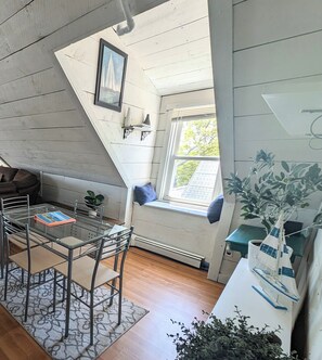 Smart TV, Netflix, Hulu, streaming services