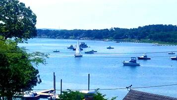 Playa en los alrededores, camastros y toallas de playa