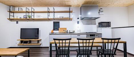 Réfrigérateur, micro-ondes, plaque de cuisson