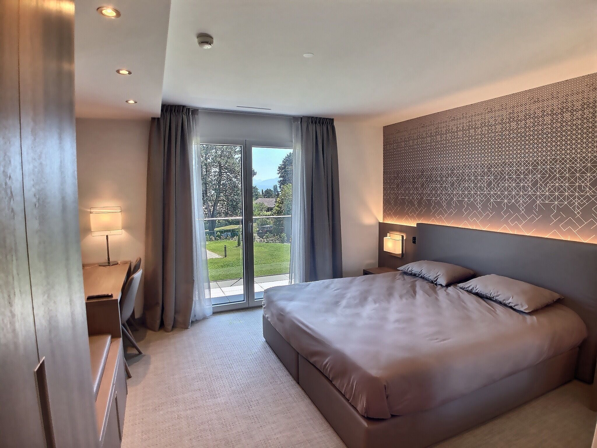 Basic Studio | Premium bedding, desk, blackout drapes, free WiFi