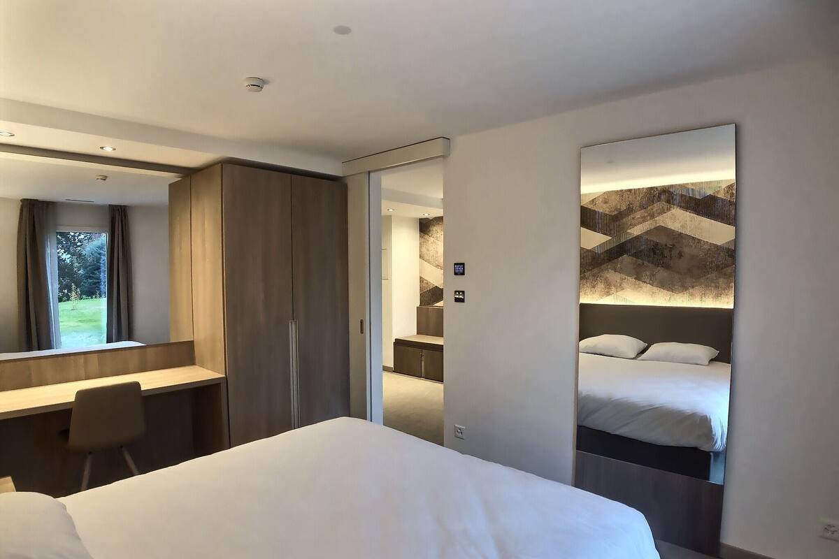 Ropa de cama de alta calidad, escritorio y cortinas blackout 