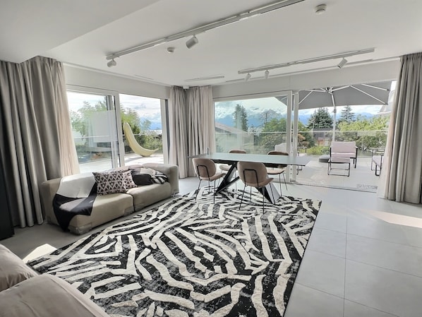 Flat-screen TV, heated floors