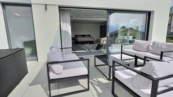 Ropa de cama de alta calidad, escritorio y cortinas blackout