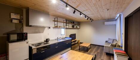 Køleskab, mikrobølgeovn, kogeplade, køkkentøj/tallerkener/redskaber