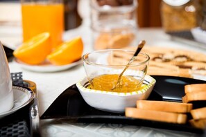 Gratis frukost med lokala rätter varje dag