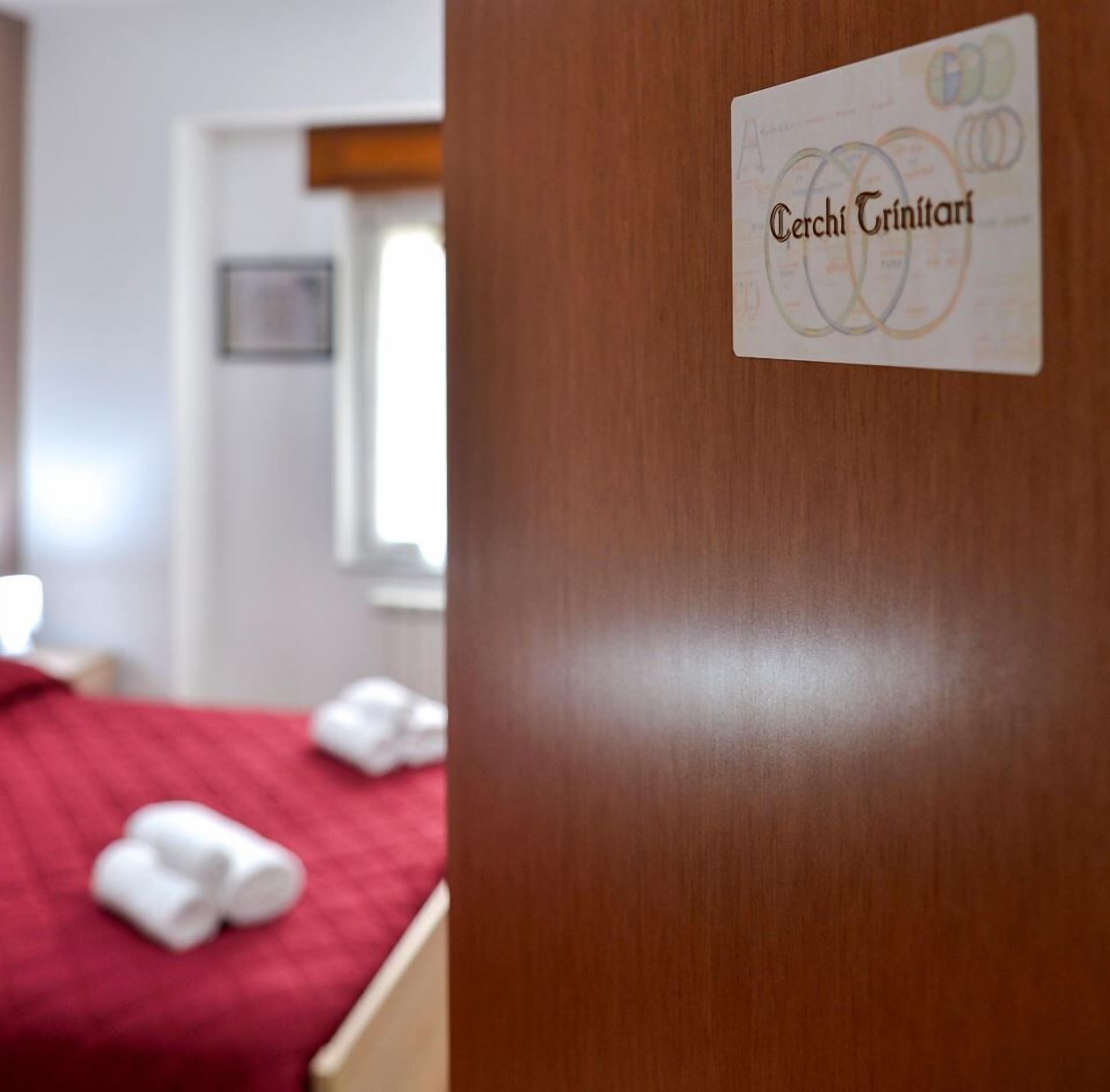 Triple Room, Ensuite (Cerchi trinitari) | Desk, soundproofing, free cribs/infant beds, rollaway beds