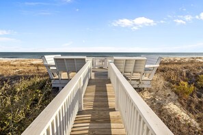 Property grounds - Oceanview duplex, direct beach access and community pool in Spinnaker’s Reach (Emerald Isle)