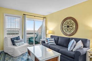 Smart TV, table football - Oceanview duplex, direct beach access and community pool in Spinnaker’s Reach (Emerald Isle)