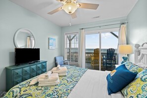 4 bedrooms, iron/ironing board, travel cot, free WiFi - Oceanview duplex, direct beach access and community pool in Spinnaker’s Reach (Emerald Isle)