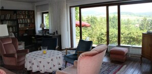 House, 6 Bedrooms | Living room | 80-cm TV with cable channels, DVD player