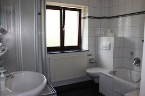 House, 6 Bedrooms | Bathroom | Separate bathtub and shower, towels