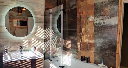 Bright, airy & spacious room. Centrally located