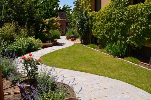 En el pueblo de Navacerrada a pasos del centro, el  lago y senderos de la sierra
