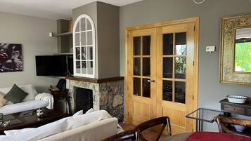 Smart TV, chimenea y libros