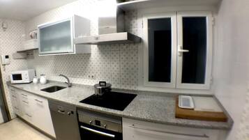 Een koelkast, een magnetron, een vaatwasser