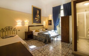 Deluxe-Dreibettzimmer | Zimmersafe, Schreibtisch, kostenloses WLAN, Bettwäsche