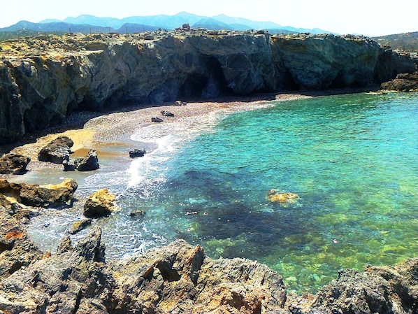 Sulla spiaggia, lettini da mare, teli da spiaggia