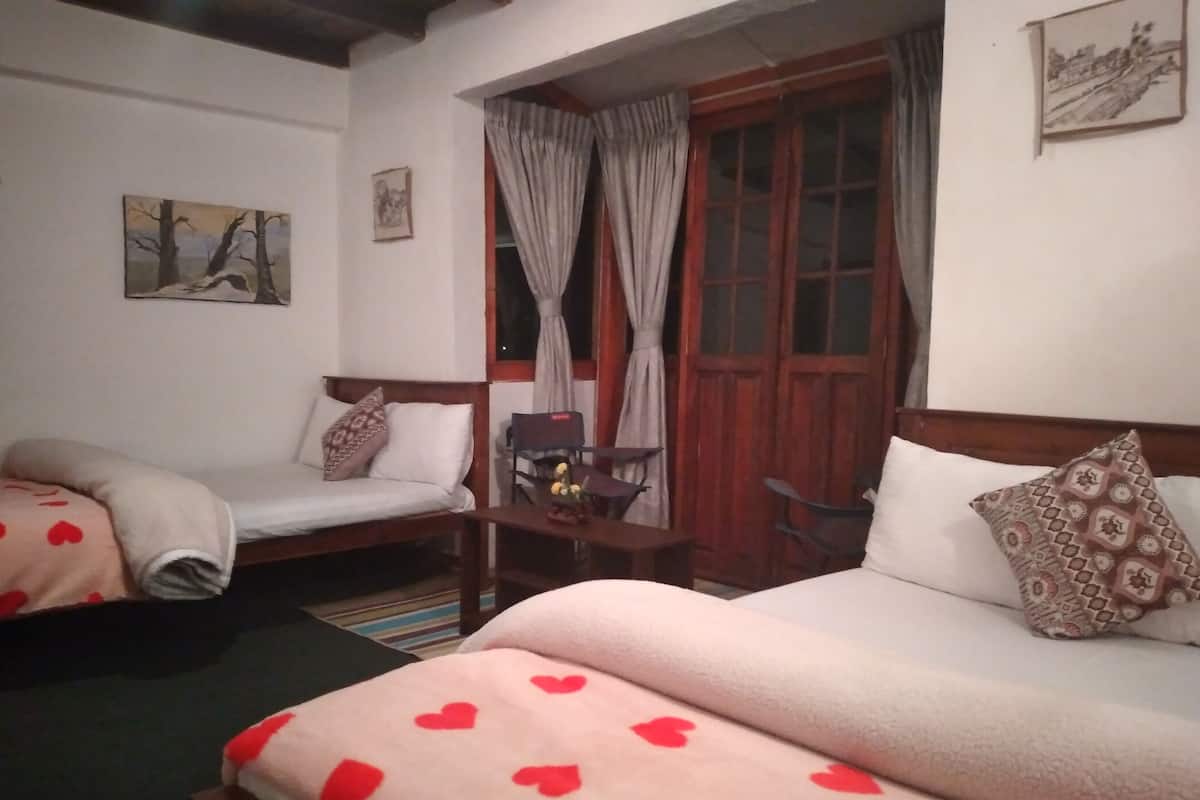 Kamar Quadruple Desain, 1 kamar tidur, pemandangan danau terbatas (Room No 5) | Didekorasi berbeda-beda dan dilengkapi dengan perabotan berbeda-beda