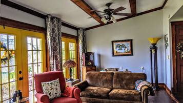 Smart TV, fireplace, DVD player, toys