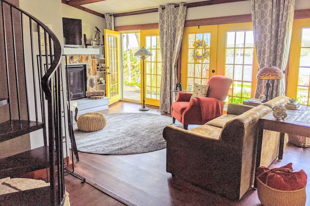 🏡 Cottage in historic LeClaire. Dogs welcome + Fee 🐶 1 mi to downtown LeClaire