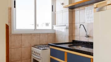 Refrigerador, horno, utensilios de cocina