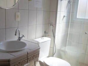 Chuveiro, toalhas de banho, sabonete, shampoo