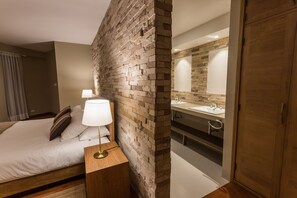 Junior Suite Premium Cama King | Baño | Tina con regadera, regadera tipo lluvia, secadora de cabello, batas 