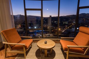 Junior Suite Premium Cama King | Living area | 50-inch Smart TV with satellite channels, TV