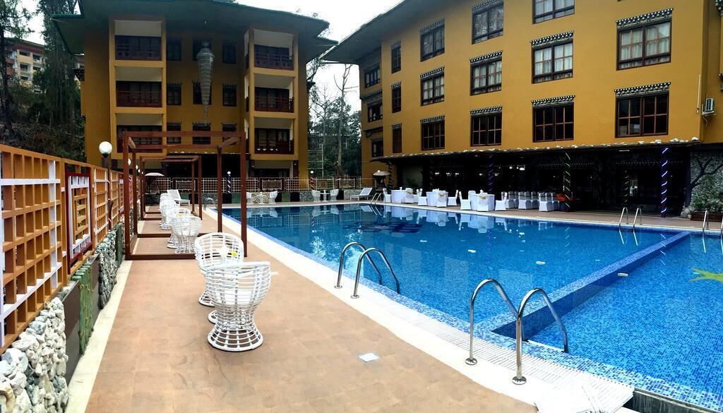 Una piscina al aire libre