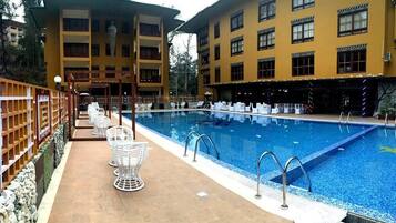 Una piscina al aire libre