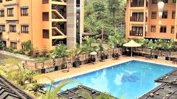 Una piscina al aire libre